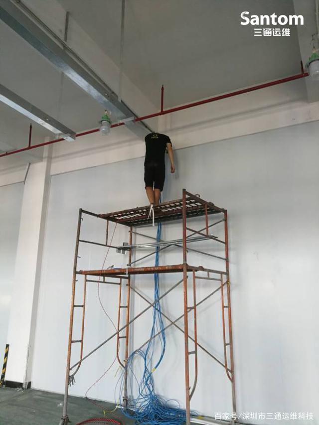 智能化工厂弱电系统核心组成与机房建设及智能语音设备应用指南